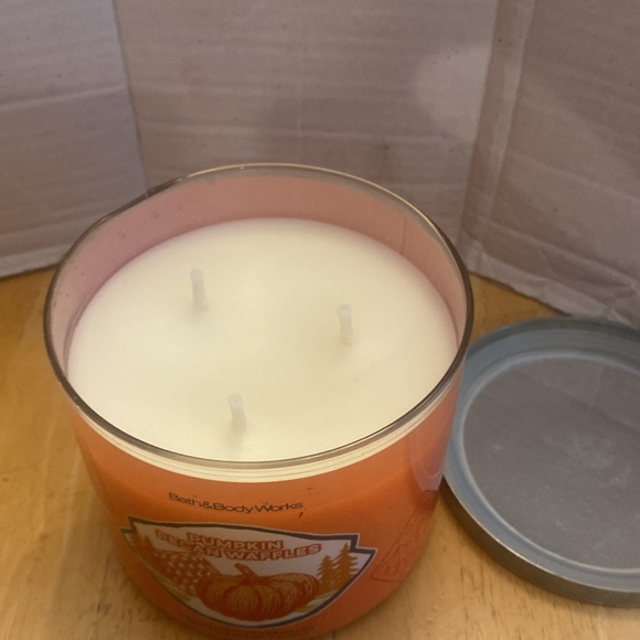 Bath & Body Works 3 wick Pumpkin Pecan Waffles Candle soy blend 14.5 oz NWT - Picture 3 of 5